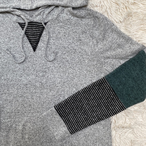 Magnolia Boutique Hooded Hacci Top ๐ Gray Black & Green - Picture 9 of 15